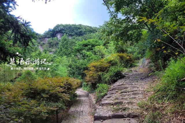 浙江宁波的隐秘山村，群山环抱犹如世外桃源，三折瀑成为玩水胜地