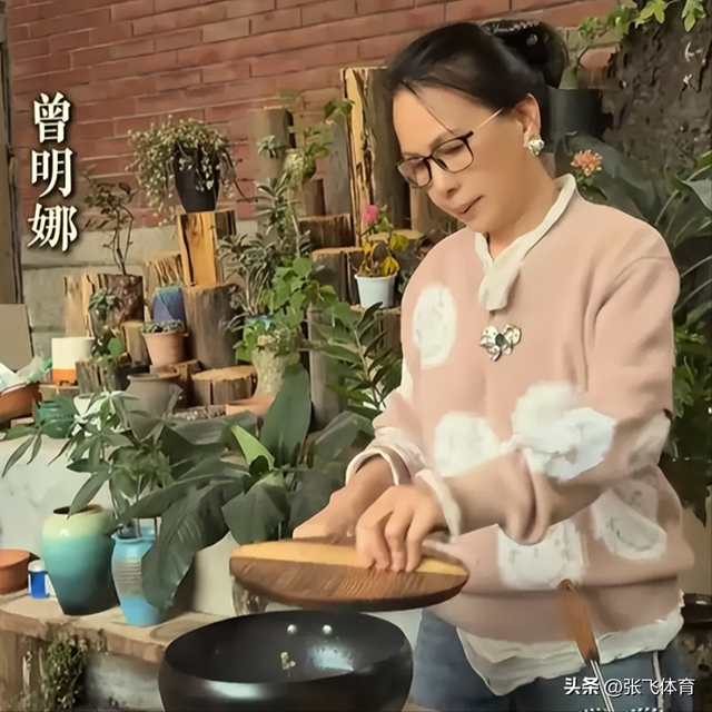 赖昌星妻子曾明娜现状，独居3000平老宅，做饭弄花草活成人生赢家