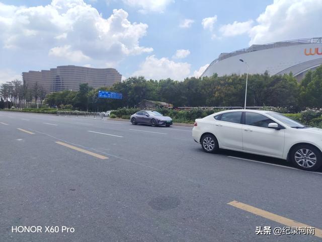 信华建国酒店和新城吾悦广场，如同商丘市中心城区的两颗璀璨明星