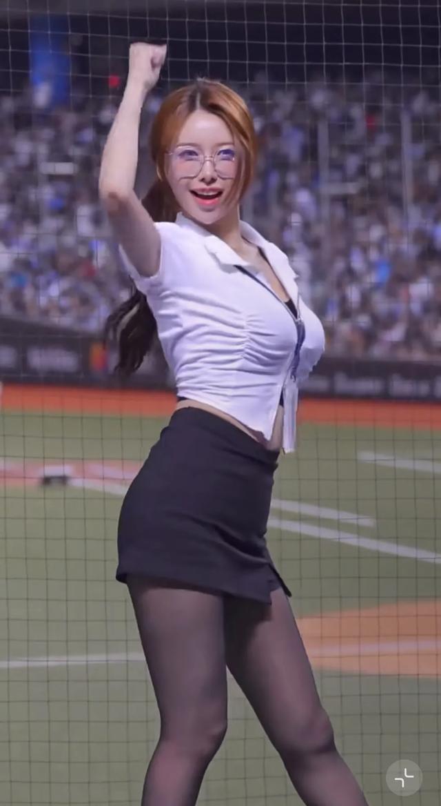 李雅英这身材好哇塞啊，大长腿配黑丝看得人脸红心跳