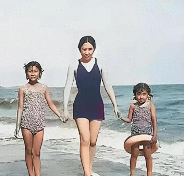 1984年，王光美来到河南和当县长的儿子刘源，留下一张珍贵的合影