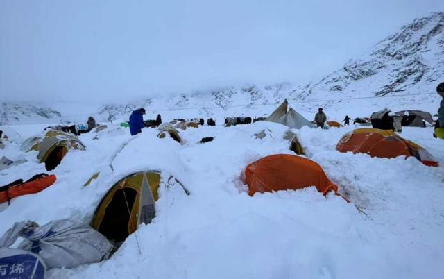 珠峰脚下千人被困，雪夜抢命无人预判，谁在等下一个奇迹？