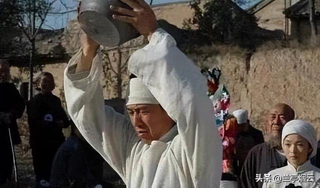 出嫁时继父给我3000陪嫁，1年后去取钱，输入密码后我愣住了