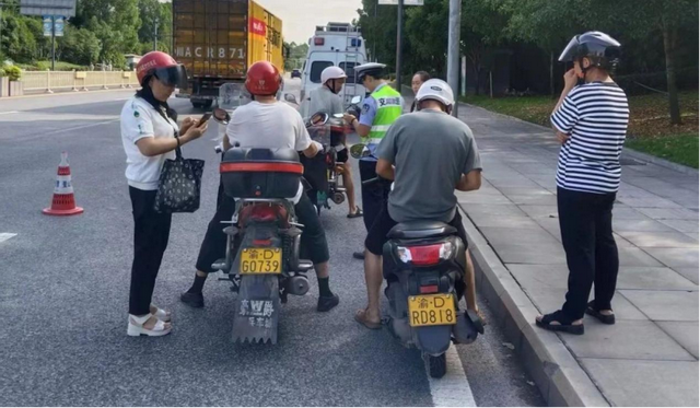 老年人可以笑了！60岁以上，可以骑8种电动车，上路不禁不罚不扣