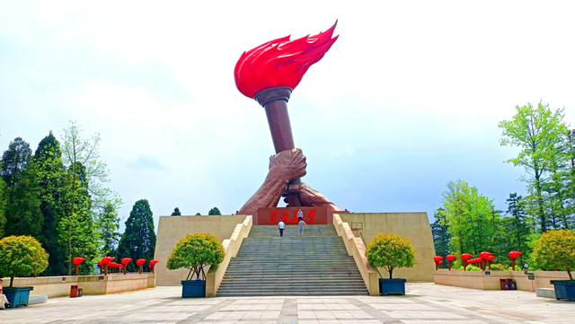 去过庐山三清山武功山，我更喜欢“天下第一山”