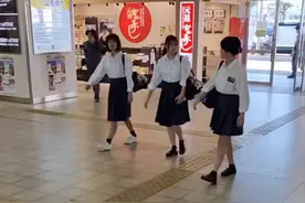 中国博主拍日本小学生，称赞放学不用接，被日本电视台当负面报道图片