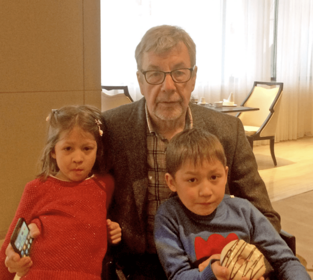 湖北打工妹嫁给英国高管，生下2个混血宝宝，婚后8年持刀捅死丈夫