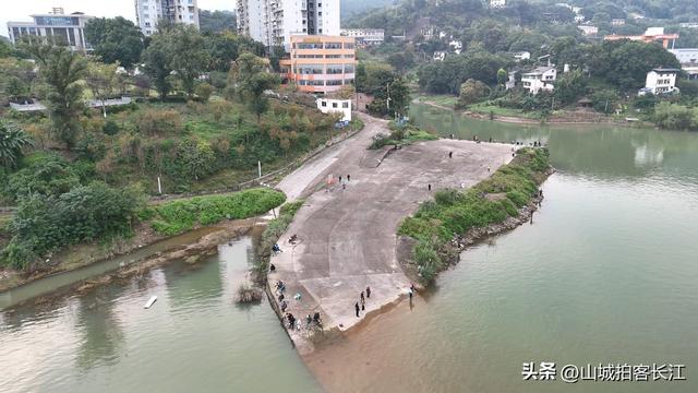 重庆女多男少的小镇，名称和长江有关，境内景点名气很大