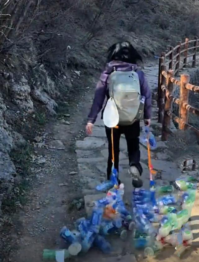 爬山最靓的仔！小姐姐下山拎一串塑料瓶，环保又可爱直接圈粉无数