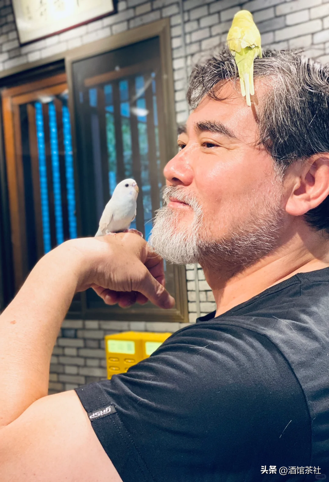 他曾令陈红周迅一见倾心，却一生未婚无儿无女，如今65岁隐居深山