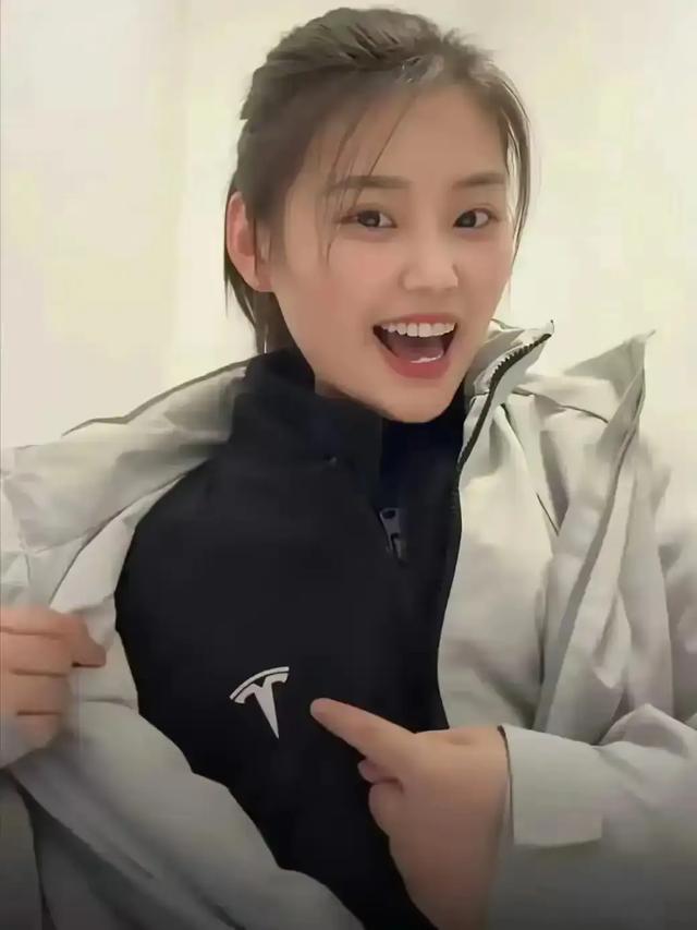 特斯拉员工晒工服	，自豪的说，一年四季都不用买衣服。