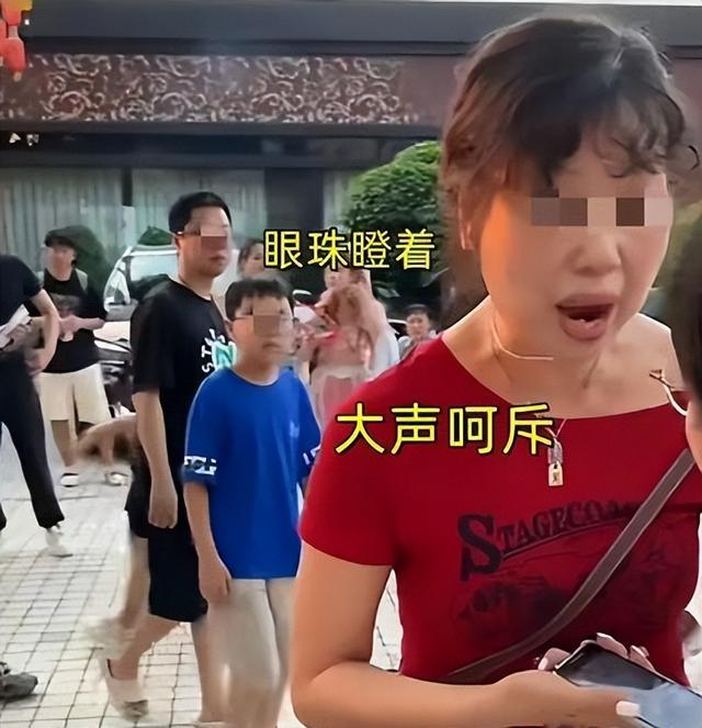 官方再通报！红衣女子“底裤”被扒，列入黑名单，再也不敢嚣张了