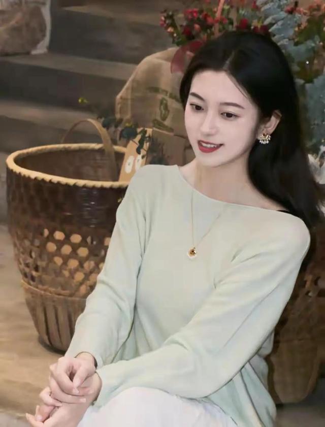 兰州交大校花仙姿玉貌，网友惊叹：沉鱼落雁，此女只应天上有