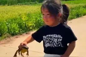 天才少女姜萍手捏蛤蟆照片走红图片