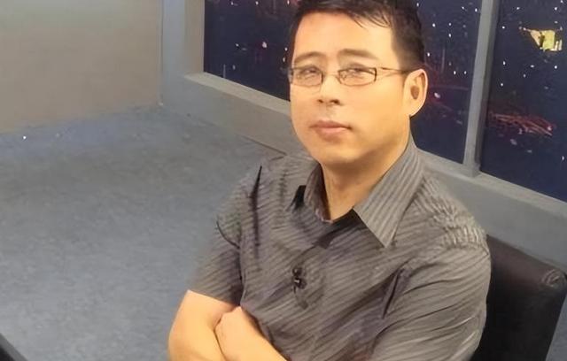 要求中国人向世界道歉，被央视开除的阿丘，如今现状全是咎由自取
