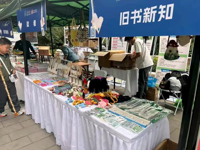 石景山区“旧书新知邮政大篷车”书香文创市集亮相第十二届西山八大处文化周