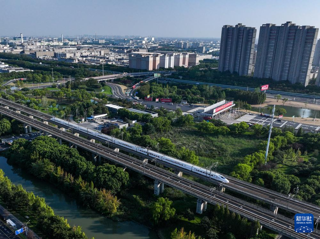 东方旋风席卷欧美！中国免签政策火出圈，老外直呼想“润”来中国