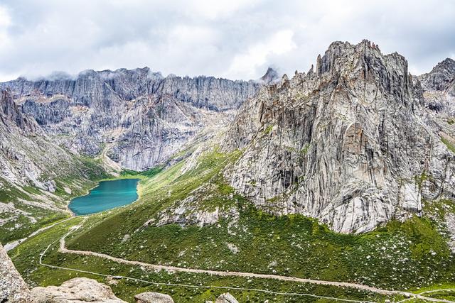 神山石骨、嶙峋万仞，川西梦幻之地