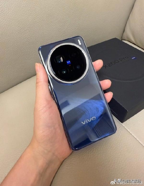 vivo X300Pro采用2亿像素长焦，真我15Pro拍照升级