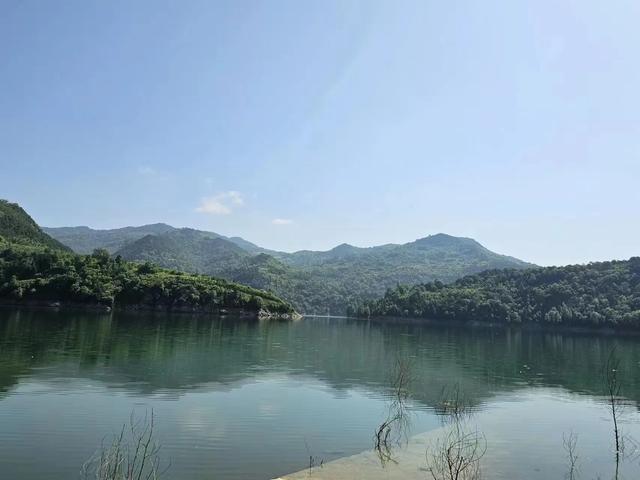 深山藏翡翠秘境！这片山水把夏日浪漫展现