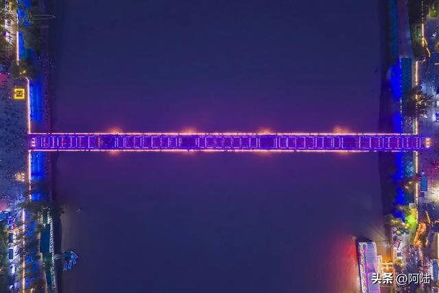 兰州最著名的黄河铁桥,其实是由三个国家合作而建,夜景灯光旖旎