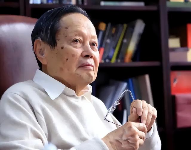 杨振宁走后，翁帆发声，伴随两人的三个疑问，也该解开了