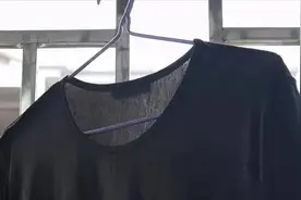 黑衣服褪色发白？教你一招，只需浸泡10分钟，颜色立刻恢复如新图片