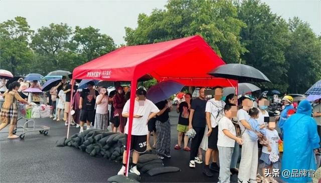 30万人次！70万枚9.9元鸡蛋售罄，又一零售巨头扑向“穷鬼超市”