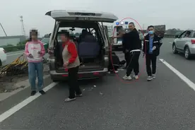 结束休假归队途中的消防员 在高速路上救了7人图片