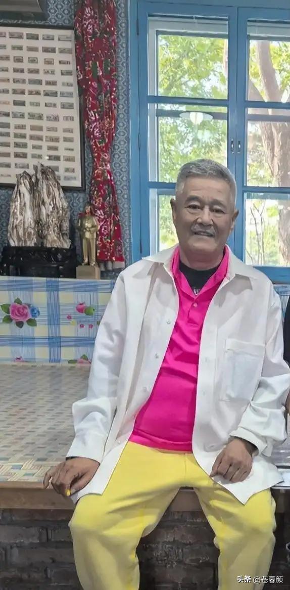 有钱有什么用？68岁赵本山近况曝光，三人打伞伺候，女儿是心头病