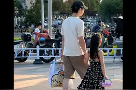 32岁董子健带7岁女儿大福户外跑步，大福高挑身材似遗传母亲孙怡图片