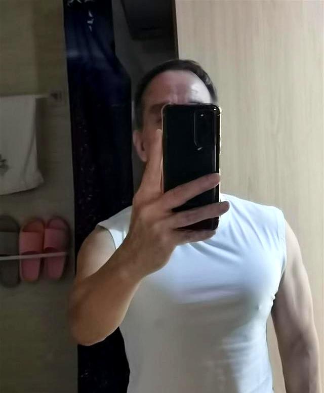 70岁大爷坚持俯卧撑十年，胸围突破112cm的秘诀！