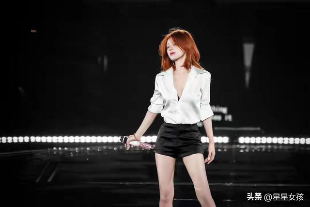 赵露思这身段！白衬衫搭超短裤秀大长腿，性感动人美到窒息