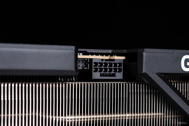 iGame RTX 5090 D v2火神显卡评测：凌厉方正硬汉！性能依旧能打！