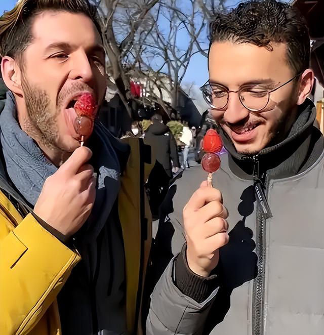 美国小伙来中国旅游，回国发文称:中国的晚上太危险，千万别出门