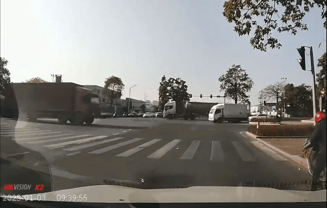 惨烈！广东轿车撞翻大货车后续，网友称是女司机，警方通报1死2伤图片