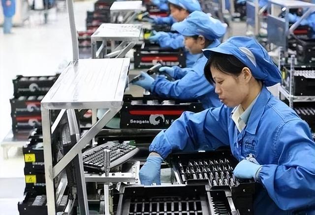 钱包不紧、就业不卷，中国经济即将回暖，普通人咋抓住新赚钱机会