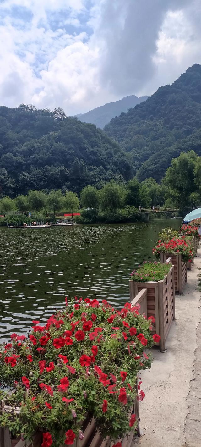 湖光山色，碧波微澜下的翠华山山崩奇观