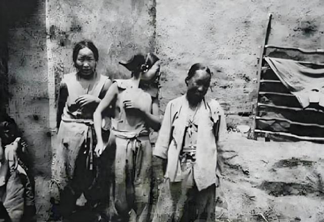一位清朝女子自愿脱下衣服，让洋人拍下这组裸体照片，换回救命粮