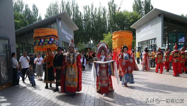 红衣银饰藏多少密码？当文成侍女穿过2025，让我懂了传承的活法！