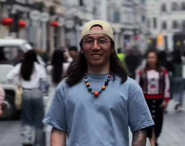 90后网红敖其尔车祸去世，4天前还在直播，家人不愿透露相关细节
