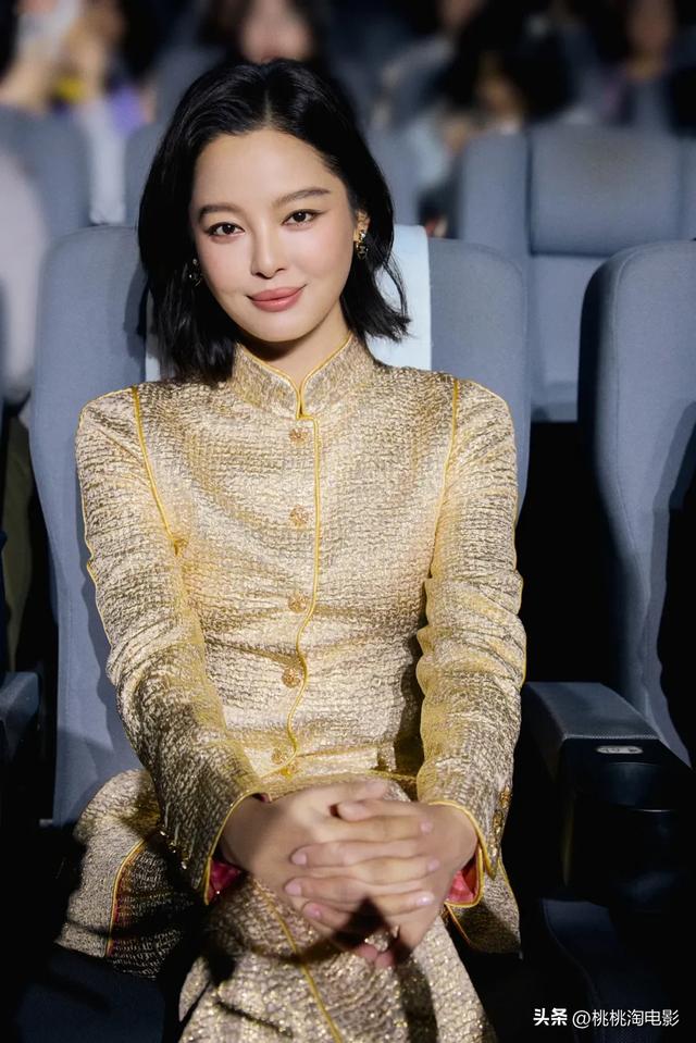 威尼斯影后辛芷蕾亮相平遥电影展，高定礼服珠宝点缀红气养人