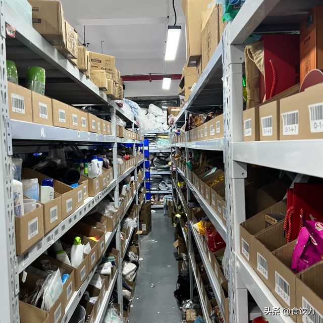 巨头们血拼“即时零售”，正在革700万夫妻小店的“命”