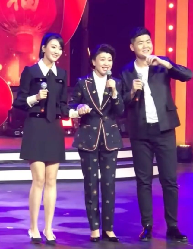 一顿饭11个菜	，客厅大得能打球，哭穷的闫学晶害惨“啃老”的儿子