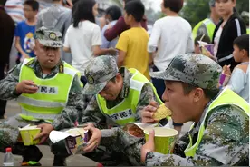 方便面又不是军粮，为什么救灾食品中总出现？它是不是垃圾食品？图片