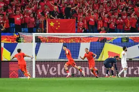 刚刚，国足赢了！图片