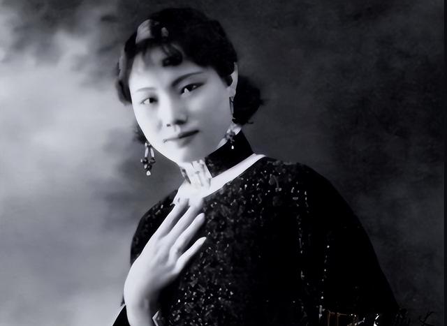2女共同侍奉1夫,关系却情同姐妹,生前“三人行”,死后三人葬同穴