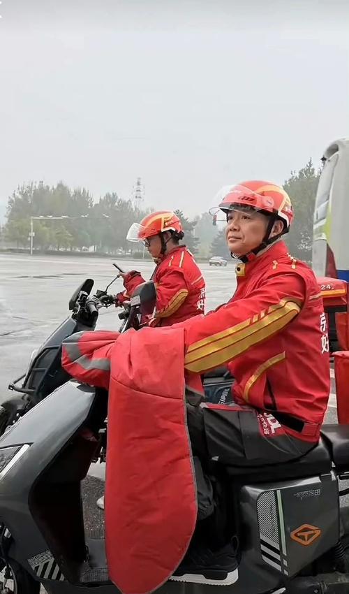 刘强东：京东去年赚了1万多亿，利润才400多亿，给员工发1000多亿