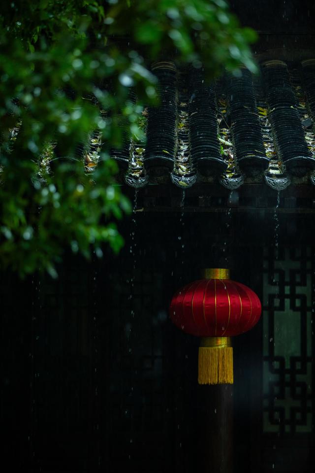 雨中古城的诗意浪漫