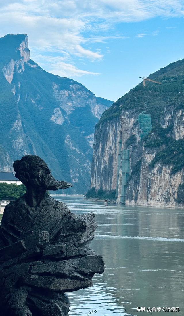 徒步三峡：霜叶漫山处，一步一千年